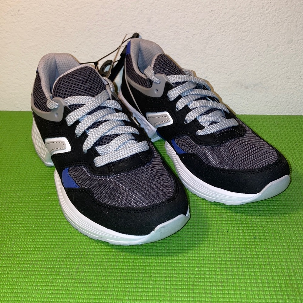 ATHLETIC WORKS BOYS CASUAL SNEAKERS SHOES SIZE 5 LACE UP  BLACK SPORTS SCHOOL